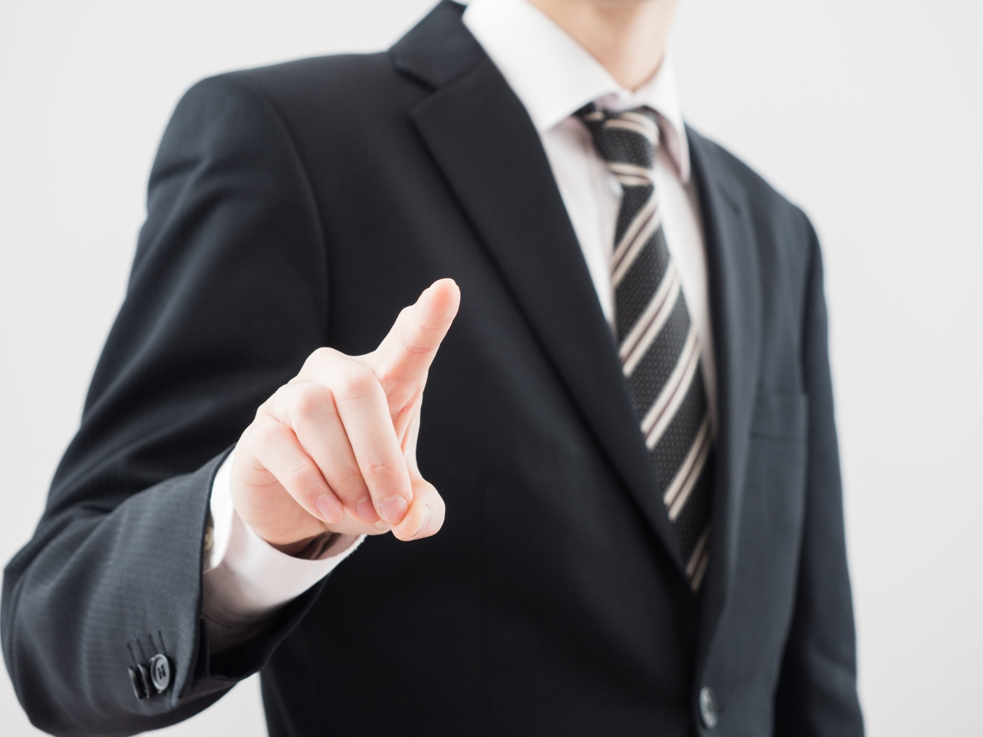 あなたは正しくスーツを着ていますか？正しいスーツの着方とマナー